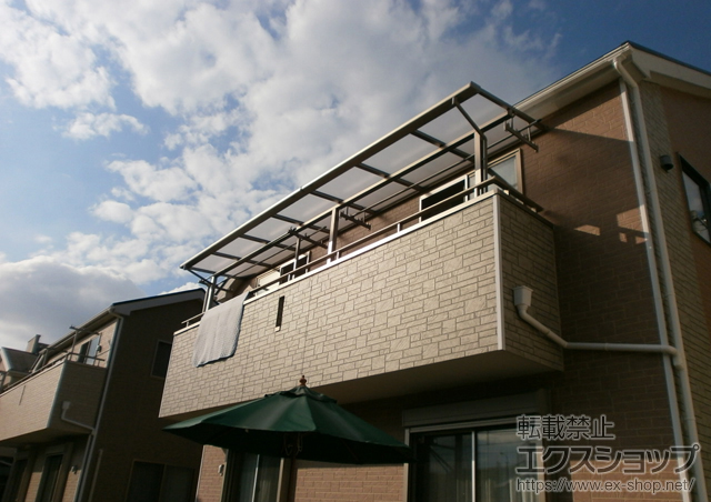 東京都八王子市のLIXIL リクシル（トステム）のバルコニー・ベランダ屋根 ライザーテラスII F型 屋根タイプ 連棟 積雪〜20cm対応+吊り下げ物干し（標準） ショート 2本入り 施工例