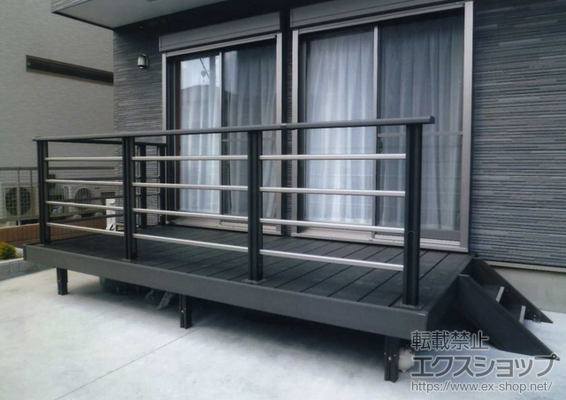 埼玉県北足立郡伊奈町のLIXIL リクシル（トステム）のウッドデッキ リコステージII 単体+ デッキフェンス+ステップ 2段 施工例