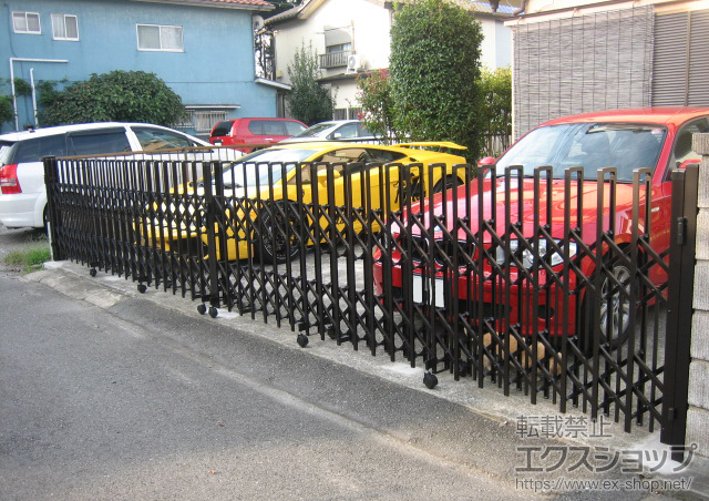 東京都立川市ののカーゲート トリップゲート ペットガード型 ノンレール 両開き80W 施工例