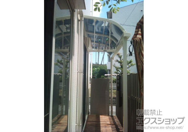 埼玉県所沢市のLIXIL リクシル（トステム）のテラス屋根 ライザーテラスII R型 テラスタイプ 単体 積雪〜20cm+吊下げ物干し 標準2本入 施工例