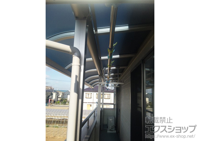 埼玉県三郷市ののバルコニー・ベランダ屋根 プレシオステラス R型 屋根タイプ 連棟 積雪〜20cm対応+吊下げ式物干し 標準 2本入 施工例