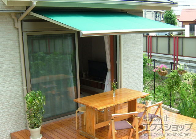 愛知県春日井市のLIXIL リクシル（トステム）のオーニング・日よけ 彩鳥C型 ボックスタイプ 電動式 リモコンタイプ 施工例