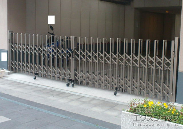神奈川県高座郡寒川町ののカーゲート トリップゲート ペットガード型 ノンレール 両開き 52Ｗ 施工例