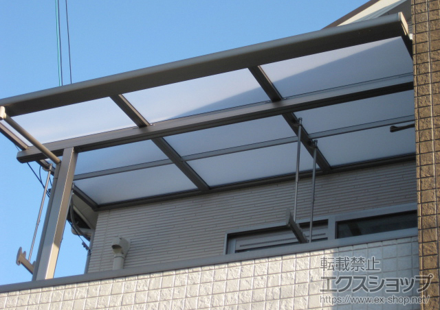 大阪府寝屋川市のLIXIL リクシル（トステム）のバルコニー・ベランダ屋根 ライザーテラスII F型 屋根タイプ 単体 積雪〜20cm対応 片袖納まり+吊り下げ物干し 標準 2本入 施工例