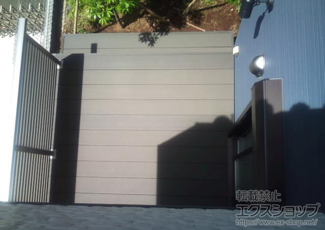 神奈川県横浜市ののウッドデッキ リウッドデッキ200 単体+段床セット 1段+シンプルモダンデッキフェンス7型 半目隠し横格子 施工例