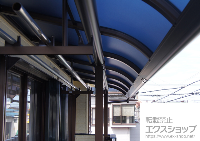 埼玉県川口市ののバルコニー・ベランダ屋根 ヴェクターテラス R型 屋根タイプ 連棟?積雪〜20cm対応+吊り下げ式物干し 標準 2本入 施工例