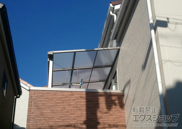 大阪府茨木市のLIXIL リクシル（トステム）のバルコニー・ベランダ屋根 ライザーテラスII F型 屋根タイプ 片袖仕様 単体 積雪対応〜20? 施工例