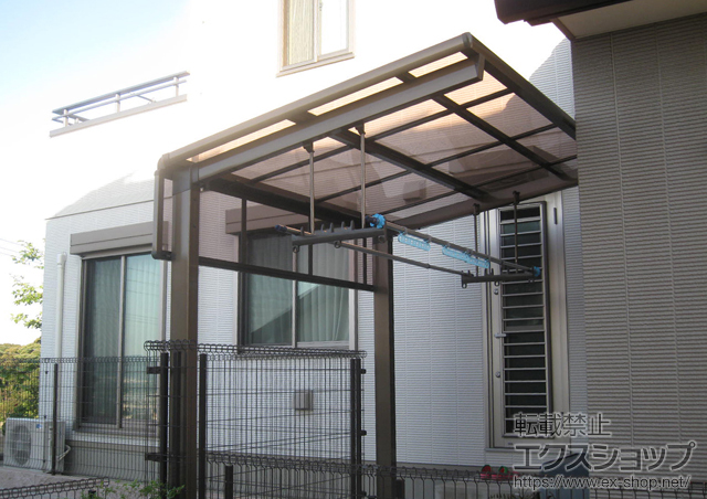 福岡県北九州市のLIXIL リクシル（トステム）のサイクルポート・駐輪場 レークポートシグマIII ミニ 積雪〜30cm対応+レークポートシグマIII サイドパネル+吊り下げ物干し 標準 2本入 施工例