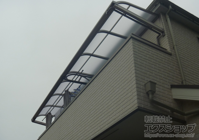 東京都日野市のLIXIL リクシル（トステム）のバルコニー・ベランダ屋根 ライザーテラスII R型 ルーフタイプ 連棟 積雪〜20cm対応+壁付け物干し ロングタイプ 2本入り 施工例