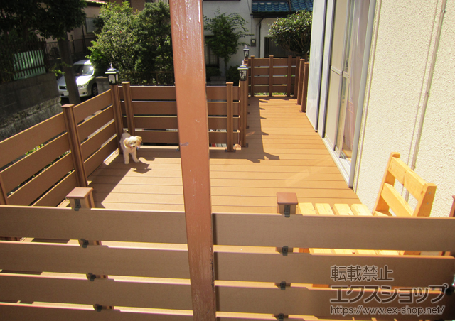 神奈川県横浜市のLIXIL リクシル（トステム）のウッドデッキ リコステージII 連棟＋樹の木用 ボードラインフェンス 施工例