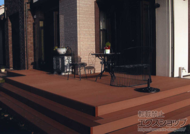 群馬県伊勢崎市のLIXIL リクシル（トステム）のウッドデッキ リコステージII 異型 施工例