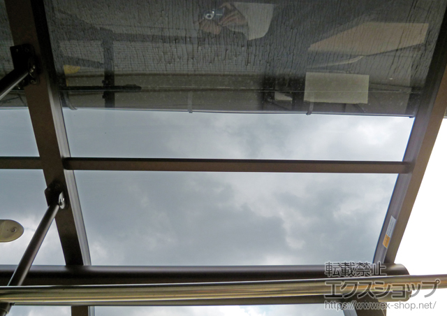 神奈川県綾瀬市ののバルコニー・ベランダ屋根 プレシオステラス R型 屋根タイプ 単体 積雪〜20cm対応+吊下げ式物干し 標準2本入 施工例