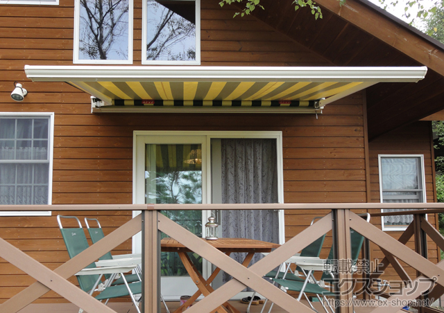 山梨県北杜市のLIXIL リクシル（トステム）のオーニング・日よけ 彩鳥C型 ボックスタイプ 手動式 施工例
