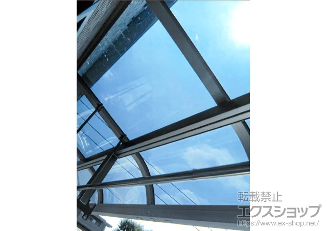 東京都小平市のLIXIL リクシル（トステム）のバルコニー・ベランダ屋根 ライザーテラスII R型 屋根タイプ 連棟 積雪～20cm対応+吊り下げ物干し 標準 3本入り 施工例