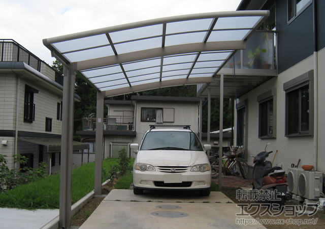 神奈川県茅ヶ崎市のLIXIL リクシル（トステム）のカーポート カーブポートシグマIII 積雪〜30cm対応 施工例