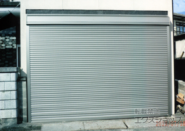 熊本県上天草市のLIXIL リクシル（トステム）のガレージシャッター ガレージシャッタークワトロ 電動タイプ 外部付 単窓 施工例