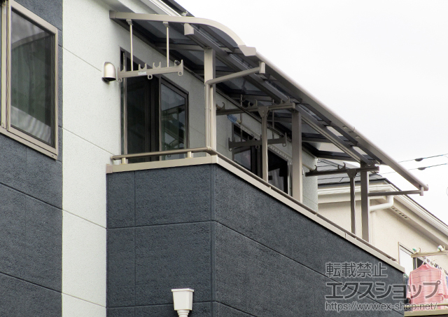 東京都八王子市のLIXIL リクシル（トステム）のバルコニー・ベランダ屋根 ライザーテラスII R型 屋根タイプ 連棟 積雪〜20cm対応 施工例