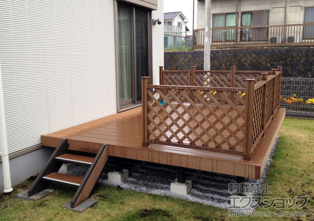 栃木県下野市のLIXIL リクシル（トステム）のウッドデッキ リコステージII+リコステージII ウッドパーティション+ リコステージII ステップ2段 施工例