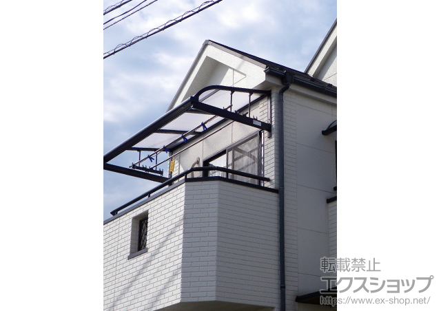 埼玉県越谷市のLIXIL リクシル（トステム）のバルコニー・ベランダ屋根 ライザーテラスII R型 ルーフタイプ 単体 積雪〜20cm対応+吊り下げ物干し 標準2本入 施工例