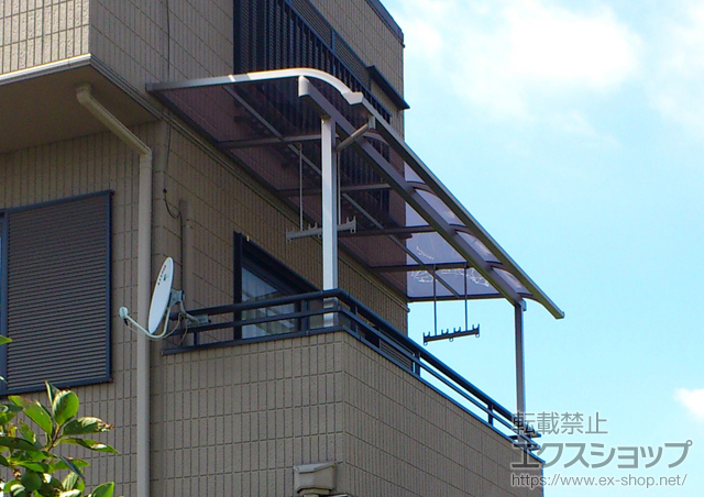 愛知県あま市のLIXIL リクシル（トステム）のバルコニー・ベランダ屋根 ライザーテラスII R型 屋根タイプ 単体 積雪〜20cm対応+吊り下げ物干し ロング 2本入り 施工例