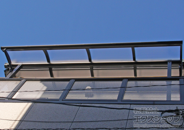 大阪府大阪市ののテラス屋根 プレシオステラス R型 屋根タイプ 単体 積雪〜20cm対応+吊り下げ式物干し 標準 2本入 施工例