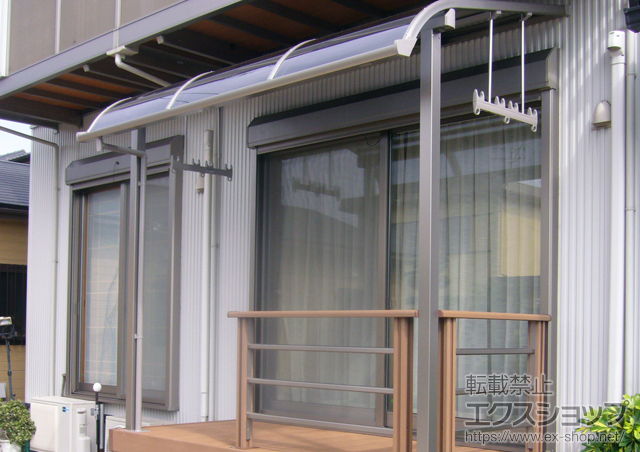 佐賀県鳥栖市のLIXIL リクシル（トステム）のテラス屋根 ライザーテラスII R型 テラスタイプ 単体 積雪〜20cm対応+吊り下げ物干し 標準 2本入 施工例