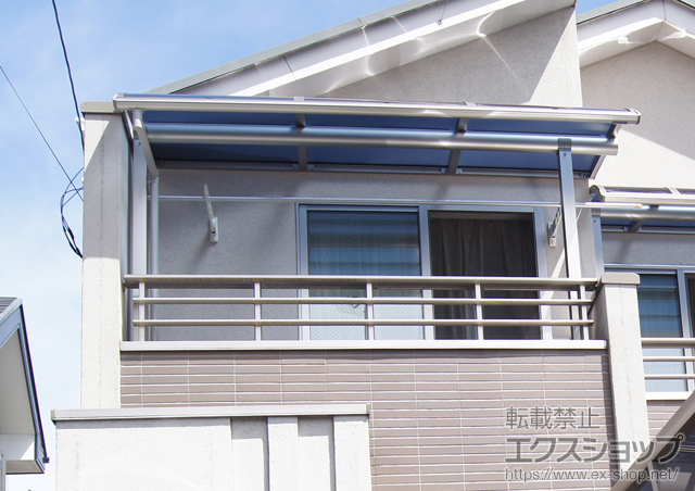 東京都小金井市ののバルコニー・ベランダ屋根 ＜外観左＞プレシオステラス R型 屋根タイプ 単体 積雪〜20cm 施工例