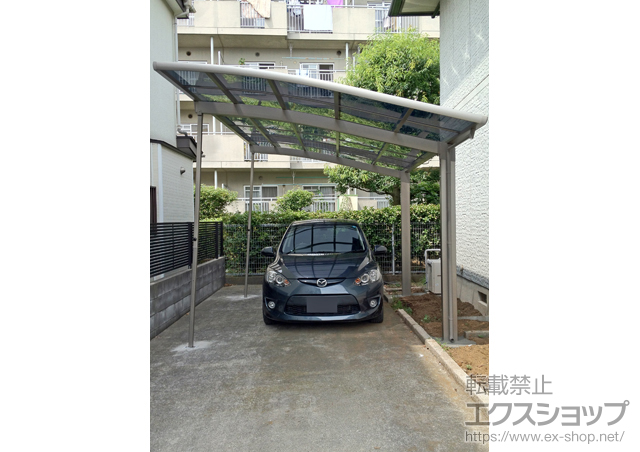 神奈川県藤沢市のLIXIL リクシル（トステム）のカーポート カーブポートシグマIII 積雪〜30cm対応+着脱式サポート(補助柱) 2本入+屋根材ホルダー 57タイプ用 施工例