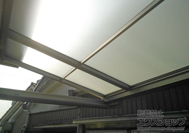 神奈川県横浜市のLIXIL リクシル（トステム）のバルコニー・ベランダ屋根 ライザーテラスII F型 ルーフタイプ 連棟 積雪〜20cm対応 施工例