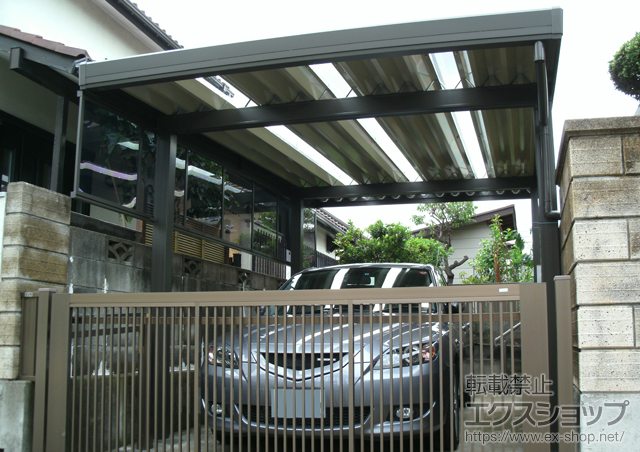 神奈川県横浜市のLIXIL リクシル（トステム）のカーポート テリオスポートIII 900 4本柱 積雪〜30cm対応+サイドパネル（ポリカーボネート） 角柱タイプ 4本柱 施工例