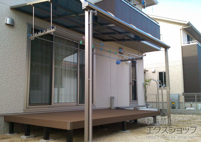 岡山県赤磐市のLIXIL リクシル（トステム）のテラス屋根 ライザーテラスII R型 テラスタイプ 単体 積雪〜20cm対応+吊り下げ物干し ワイド 標準 2本入 施工例