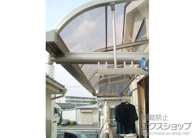 東京都葛飾区のLIXIL リクシル（トステム）のバルコニー・ベランダ屋根 ライザーテラスII R型 ルーフタイプ 単体 積雪〜20cm対応+吊り下げ物干し 標準 3本入り 施工例