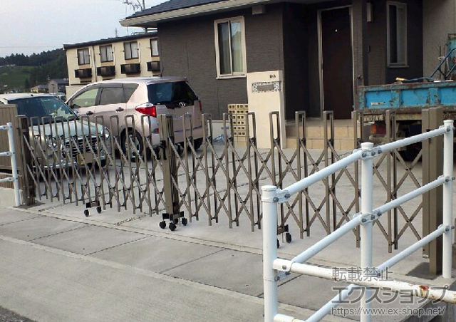 静岡県掛川市ののカーゲート トリップゲートPB型 ノンレール 両開き 60W 施工例