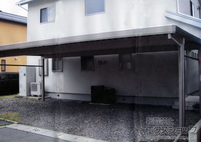長野県岡谷市のLIXIL リクシル（トステム）のカーポート テリオスポートIII 900 3台用 間口延長 4本柱 積雪対応〜30?
幅=7,884mm 施工例