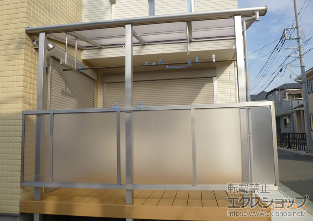 神奈川県相模原市ののテラス屋根 ヴェクターテラス F型 テラスタイプ 単体 積雪〜20cm対応+前面パネル  1段仕様+吊り下げ式物干し 標準 2本入 施工例