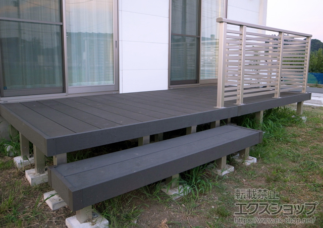 群馬県高崎市ののウッドデッキ リウッドデッキ 200 単体 + リウッドデッキ 部分段床セット 正面タイプ1段+シンプルモダンデッキフェンス7型＜半目隠し横格子タイプ＞ 施工例