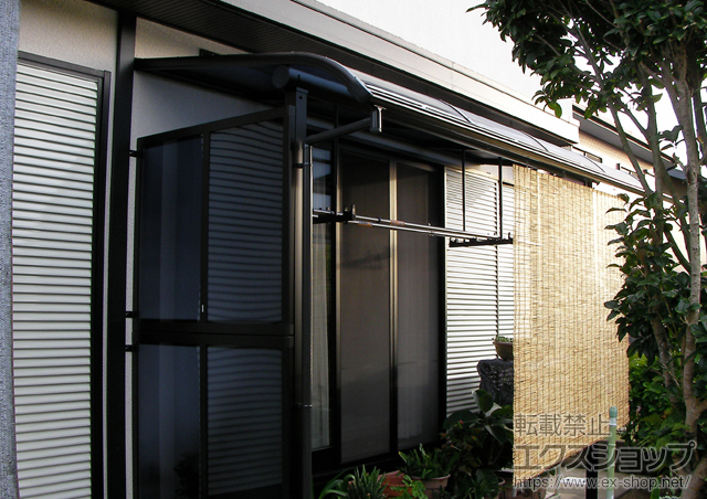 長崎県諫早市ののテラス屋根 プレシオステラス R型 テラスタイプ 単体 積雪〜20cm対応+吊り下げ物干し　標準　2本入+プレシオステラス 側面パネル 2段用 施工例