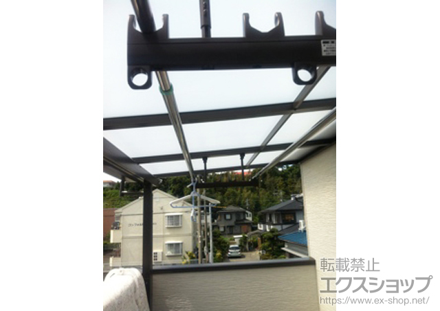 静岡県浜松市のLIXIL リクシル（トステム）のバルコニー・ベランダ屋根 ライザーテラスII F型 屋根タイプ 単体 積雪〜20cm対応+吊り下げ物干し　標準 2本入り 施工例