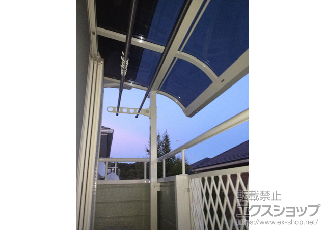 神奈川県相模原市のLIXIL リクシル（トステム）のバルコニー・ベランダ屋根 ライザーテラスII R型 屋根タイプ 単体 積雪〜20cm対応+壁付け物干し 標準2本入 施工例