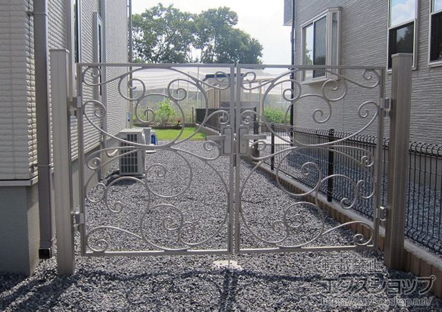 栃木県宇都宮市のLIXIL リクシル(新日軽)の門扉 ディズニー門扉プリンセスA型唐草) 両開き 門柱使用 施工例