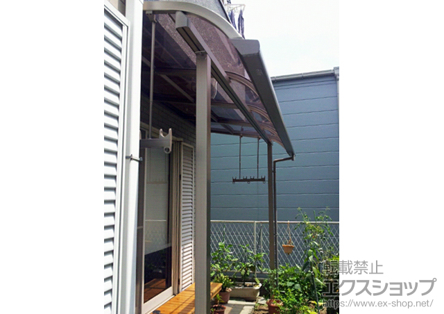 神奈川県横浜市のLIXIL リクシル（トステム）のテラス屋根 ライザーテラスII R型 テラスタイプ 単体 積雪〜20cm対応+吊下げ式物干し 標準 2本入 施工例