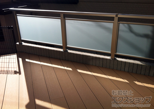 神奈川県横浜市ののウッドデッキ リウッドデッキ200+点検口+シンプルモダンデッキフェンス5型 ポリカパネル 施工例