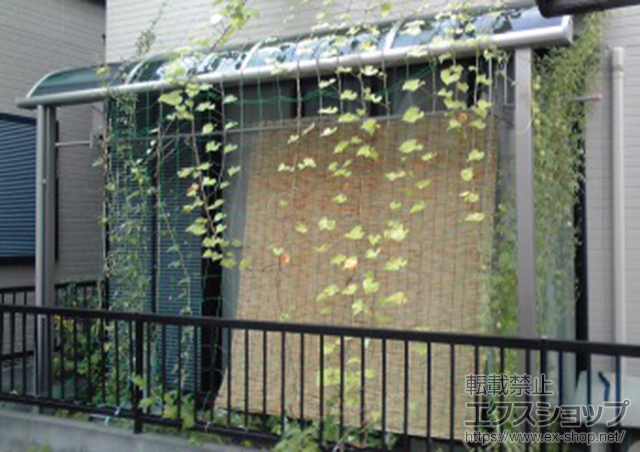 東京都小平市のLIXIL リクシル（トステム）のテラス屋根 ライザーテラスII R型 テラスタイプ 単体＋吊り下げ物干し　標準　2本入 施工例