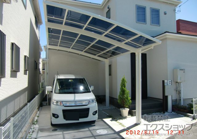 神奈川県茅ヶ崎市のLIXIL リクシル（トステム）のカーポート カーブポートシグマIII 積雪〜30cm対応 施工例