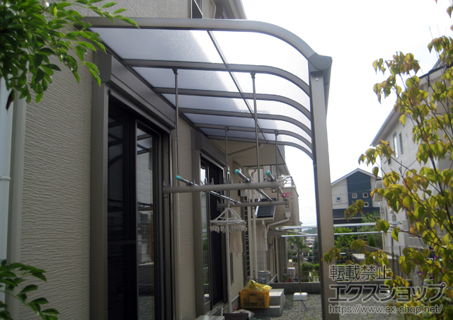 和歌山県橋本市のLIXIL リクシル（トステム）のテラス屋根 パワーアルファ RB型 テラスタイプ 単体 積雪〜30ｃｍ対応+吊り下げ物干し 標準 ワイド 2本入り 施工例