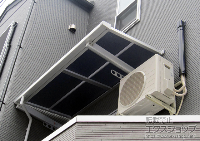 東京都板橋区のLIXIL リクシル（トステム）のバルコニー・ベランダ屋根 ライザーテラスII F型 ルーフタイプ 単体 積雪〜20cm対応+壁付け物干し 標準 2本入 施工例