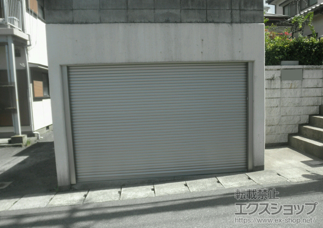 鹿児島県鹿児島市のLIXIL リクシル（トステム）のガレージシャッター ガレージシャッタークワトロ 電動タイプ 内部付け 単窓 施工例
