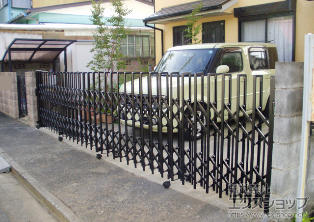 神奈川県厚木市ののカーゲート トリップゲート ペットガード型 ノンレール 片開き 施工例