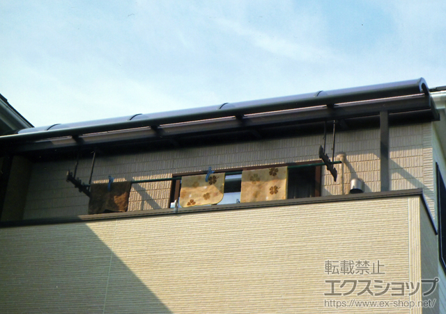 大阪府三島郡島本町のLIXIL リクシル（トステム）のバルコニー・ベランダ屋根 ライザーテラスII R型 屋根タイプ 単体 積雪〜20?対応+吊り下げ物干し　標準　2本入 施工例