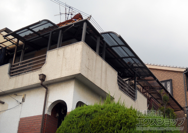 大阪府東大阪市のLIXIL リクシル（トステム）のバルコニー・ベランダ屋根 ライザーテラスIIR型 テラスタイプ 連棟出隅納まり 積雪〜20cm対応 施工例